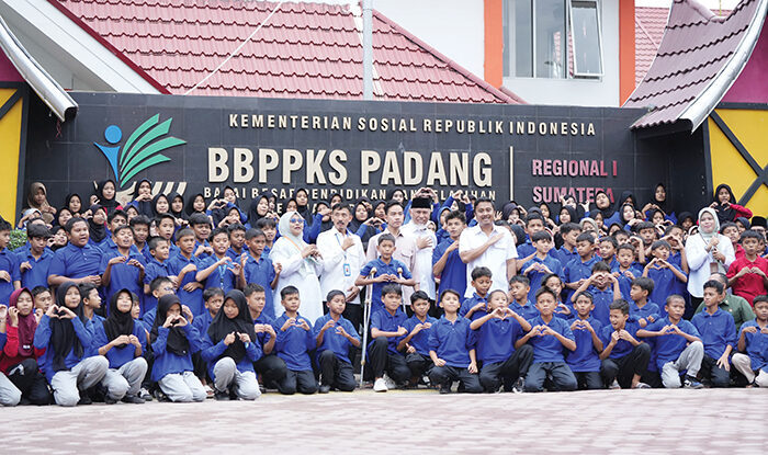 Kunjungi Sekolah Rakyat di Pauh, Wapres Gibran Minta Pihak Sekolah Layani Semua Kebutuhan dan Pendidikan Anak 1 TINJAU PROSES BELAJAR SRMP— Wapres RI Gibran Rakabuming Raka, meninjau langsung pelaksanaan proses belajar mengajar di Sekolah Rakyat Menengah Pertama (SRMP) 4 yang berlokasi di Pauh, Rabu (30/7).