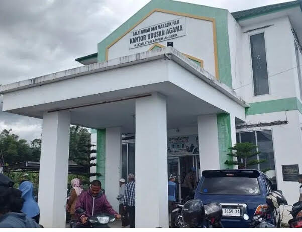 Jelekkan Nama Kampung saat Khutbah Nikah, Warga Batu Taba Agam Desak Penghulu Kantor KUA Diberhentikan 1 DEMO— Warga Nagari Batu Taba, Kecamatan
Ampek Angkek, menggeruduk Kantor KUA untuk
mendesak penghulu diberhentikan.