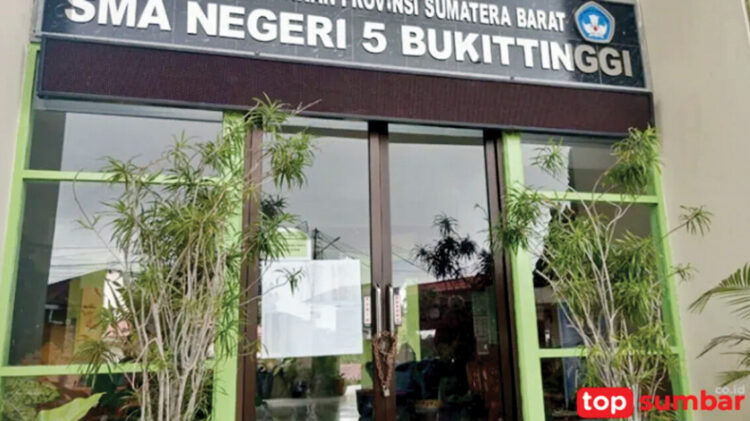 Domisili PPDB Dipertanyakan, Gerbang SMA 5 Bukittinggi Digembok Warga 1 DIGEMBOK— Hari pertama masuk sekolah diwarnai ketegangan di SMA Negeri 5 Bukittinggi, Kelurahan Garegeh, setelah gerbang sekolah digembok oleh warga setempat pada Senin pagi (14/7).