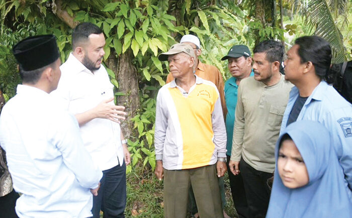Penghubung Vital Kelurahan Kotoluar dan Kecamatan Luki, Warga RT 03 RW 2 Berharap Ada Jembatan dan Pelebaran Jalan 1 BERTEMU WARGA KOTOLUAR— Wali Kota Padang Fadly Amran bertemu dan mengadakan diskusi interaktif dengan masyarakat Kelurahan Koto Luar, Kecamatan Pauh, Minggu (27/7), di depan rumah warga RT 03 RW 02 ini dihadiri pula oleh sejumlah tokoh masyarakat.