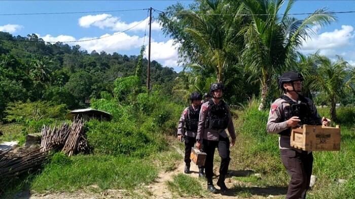 Menyabit Rumput, Warga Temukan Mortil Aktif, Kondisinya Berkarat, Dimusnahkan Tim Gegana 1 MORTIL— Tim Gegana Satbrimob Polda Sumbar mengevakuasi mortil yang ditemukan warga untuk dimusnahkan.