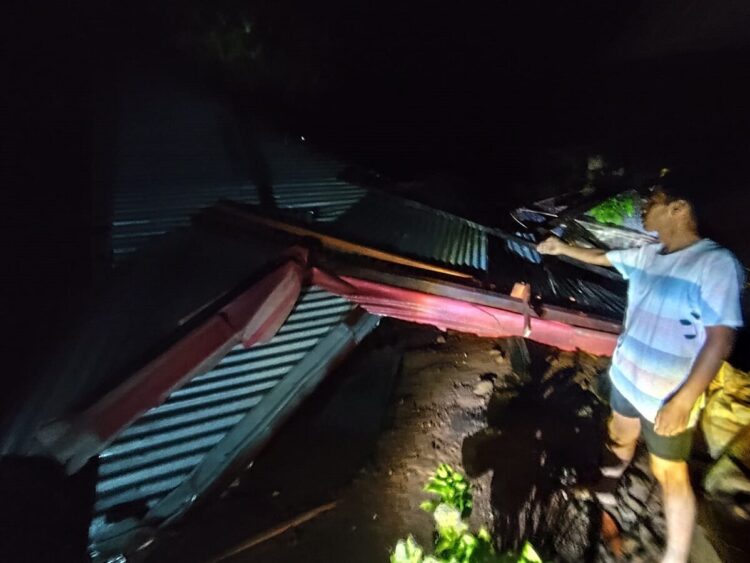 Angin Puting Beliung Mengganas, Tujuh Unit Rumah Rusak 1 PUTING BELIUNG— Seorang warga ketika menyaksikan dampak akibat angin puting beliung.