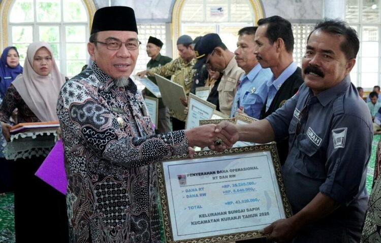 Wawako Ajak RT-RW dan Kader Perkuat Sinergi Jalankan 9 Progul 1 PENYERAHAN DANA RT RW— Wakil Wali Kota Padang, Maigus Nasir menyerahkan dan operasional untuk ratusan RT, RW, guru mengaji, kader posyandu, hingga imam masjid se-Kecamatan Kuranji di Masjid Jamiatul Huda, Kelurahan Pasar Ambacang, Kamis (10/7).