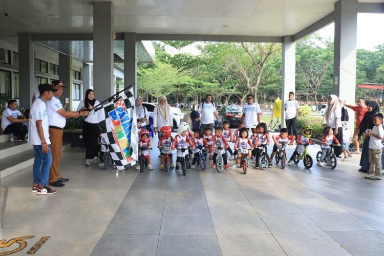 29 Anak Ikut Ambil Bagian, Ajang Pandeka Pushbike Championship 1 ANGKAT BENDERA— Wawako Elzadaswarman angkat bendera star lepas 29 anak usia 2-5 tahun mewakili kota Payakumbuh dalam kejuaraan pandeka pushbike championship.