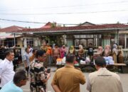 Korban Kebakaran di Desa Naras Hilir, Wawako Mulyadi Serahkan Bantuan