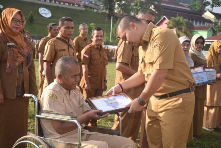Wawako Sawahlunto Serahkan Penghargaan Pemenang Lomba Perpustakaan 1 SERAHKAN PENGHARGAAN— Wakil Wali Kota Sawahlunto Jeffry Hibatullah, memberikan penghargaan kepada ASN dan pemenang lomba, usai memimpin apel gabungan lintas perangkat daerah di Lapangan Ombilin.