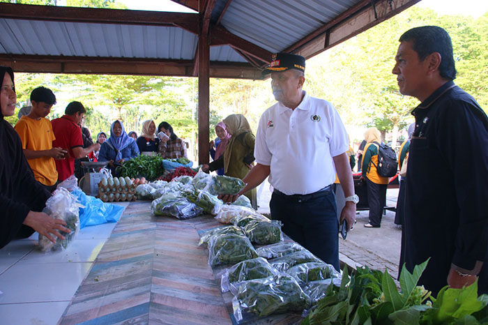 Delapan Tahun Mati Suri, Pasar Padang Kaduduak Mulai Menggeliat 1 KEMBALI MENGGELIAT— Wakil Wali Kota Payakuimbuh Elzadaswarman saat berbelanja di Pasar Padang Kaduduak. Pasar Padang Kaduduak, yang selama hampir delapan tahun terakhir tidak dimanfaatkan secara optimal, kini kembali menggeliat.