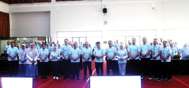 GERAKAN EDUKASI— Wakil Wali Kota Padang, Maigus Nasir menegaskan komitmen Pemko untuk memastikan seluruh warga dapat akses layanan kesehatan gratis, saat menghadiri Gerakan Edukasi Bersama Komunitas Paham Sistem JKN (Gema Kompas JKN) di, Balai Kota Padang, Rabu (9/7).