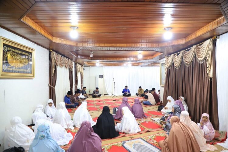 Jamaah Masjid Al Amin Yasinan di Rumah Dinas Wawako Solok 1 YASINAN— Wakil Wali Kota Solok, H.Suryadi Nurdal menerima kedatangan Jamaah Masjid Al Amin Tanah Garam yang melaksanakan Yasinan di Rumah Dinas Wakil Wali Kota Solok, Kamis (3/7) malam.