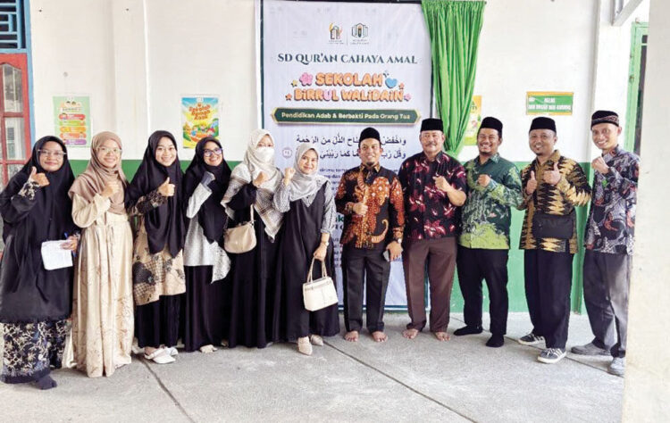 PENDIDIKAN TEMATIK— Ketua DPRD Kota Padang Muharlion, meresmikan Program Pendidikan Tematik “Sekolah Birrul Walidain” di Sekolah Dasar Qur’an Cahaya Amal, di Masjid Al Hamid, Dadok, Tunggul Hitam, pada Ahad (29/6).