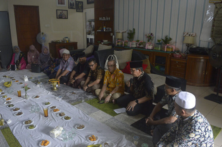 Tentukan Resepsi Pernikahan, Anggota DPRD Padang Yosrizal Effendi “Mencari Hari” 1 PROSESI LAMARAN— Terlihat para ninik mamak saat menghitung hari mencari hari baik resepsi pernikahan kedua mempelai, Minggu (29/6) di Flamboyan Baru.