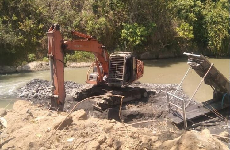 AKTIVITAS TAMBANG GALIAN C— Satu unit alat berat sedang melakukan aktivitas Galian C di aliran sungai, Kecamatan Padang Ganting, Kabupaten Tanah. Keberadaan tambang ini sudah sangat meresahkan masyarakat, kerusakan lingkungan sudah sangat masif.