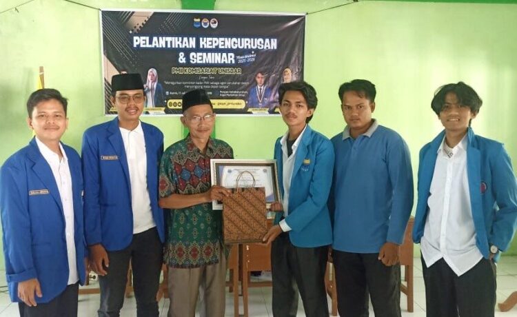 Armaidi Tanjung: Jangan Sampai Tidak Punya Kepedulian Terhadap Masalah Sosial 1 LANTIK—Pendiri PMII Kota Pariaman Armaidi Tanjung, saat pelantikan dan Seminar Kepemimpinan Kepengurusan Komisariat PMII Universitas Sumatera Barat, di Desa Kajai Kecamatan Pariaman Timur Kota Pariaman.