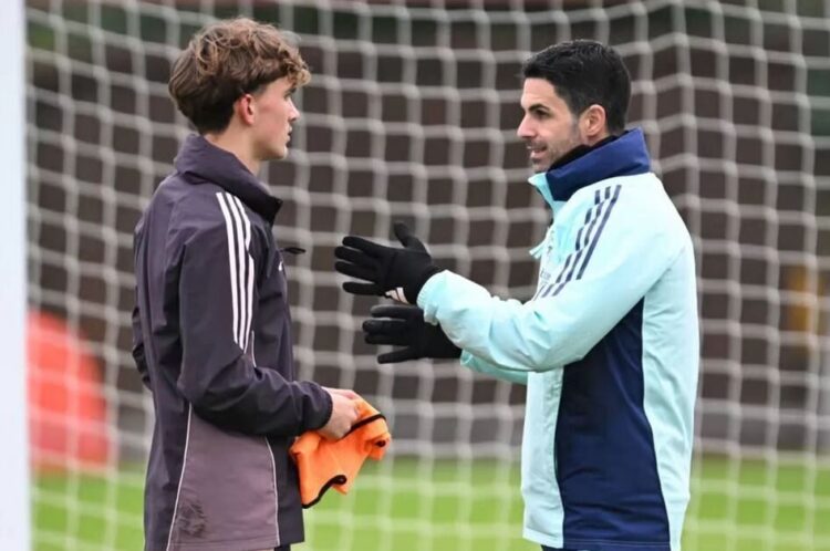Tampil Menawan di Pertandingan Pramusim, Mikel Arteta Puji Debut Wonderkid Berusia 15 Tahun Max Dowman 1 INSTRUKSI— Mikel Arteta memberikan instruksi kepada Max Dowman saat menjalani latihan pramusim bersama Arsenal.