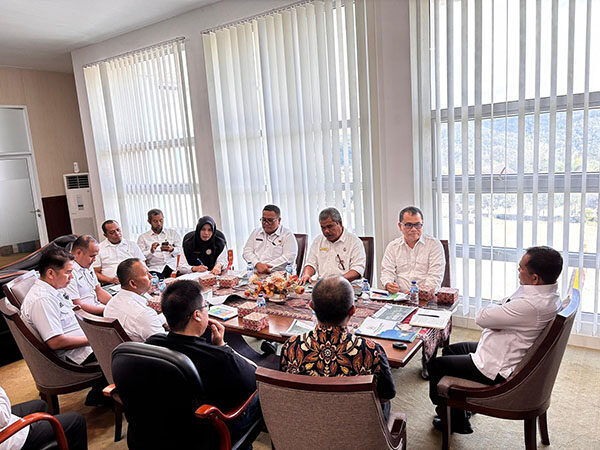 Pemkab Solok Gelar Audiensi dengan Pihak Terkait, Masyarakat Khawatir dengan Pengembangan Energi Panas Bumi 1 AUDENSI— Pemerintah Kabupaten Solok menggelar audiensi bersama sejumlah pihak terkait pengembangan energi panas bumi (geothermal) di wilayah Kecamatan X Koto Singkarak tersebut.