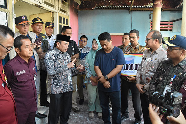 BANTUAN KORBAN KEBAKARAN— Wakil Wali Kota Padang, Maigus Nasir langsung mengantarkan bantuan kepada korban kebakaran yang terjadi di Jalan Makasar No.35 RT 003 RW 003, Kelurahan Gates Nan XX, Kecamatan Lubuk Begalung, Kamis (10/7).