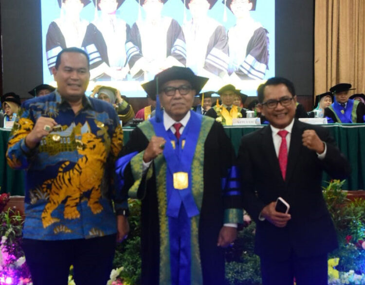 Bupati John Kenedy Azis, Dapat Kehormatan Sebagai Narasumber Utama 1 NARASUMBER— Bupati Padangpariaman John Kenedy Azis mendapat kehormatan sebagai narasumber utama sekaligus penyampai orasi ilmiah pada prosesi wisuda ke-139 Universitas Negeri Padang (UNP), yang digelar di Convention Center UNP