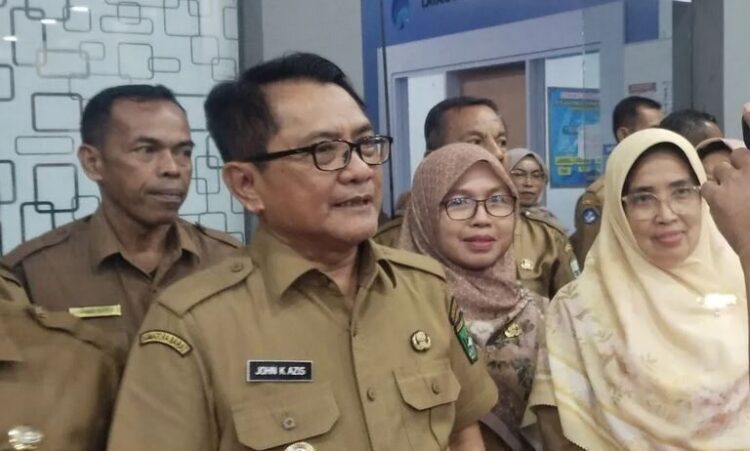 Bupati: Ada Pungli, Sekolah Bakal Diberi Sanksi Tegas 1 DIWAWANCARAI— Bupati Padang Pariaman, John Kenedy Azis saat diwawancarai wartawan usai rapat dengan puluhan kepala SMPN.