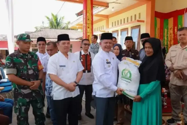 Bulan Juni-Juli 2025, Pemkab Pasaman Salurkan 530 Ton Bantuan Beras Pangan 1 SERAHKAN BANTUAN BERAS— Bupati Pasaman Welly Suhery bersama Kepala Dinas Perikanan dan Pangan M. Dwi Richie JP, menyerahkan bantuan beras pangan secara simbolis kepada masyarakat penerima manfaat KPM di Nagari Tanjung Beringin, Kecamatan Lubuk Sikaping.