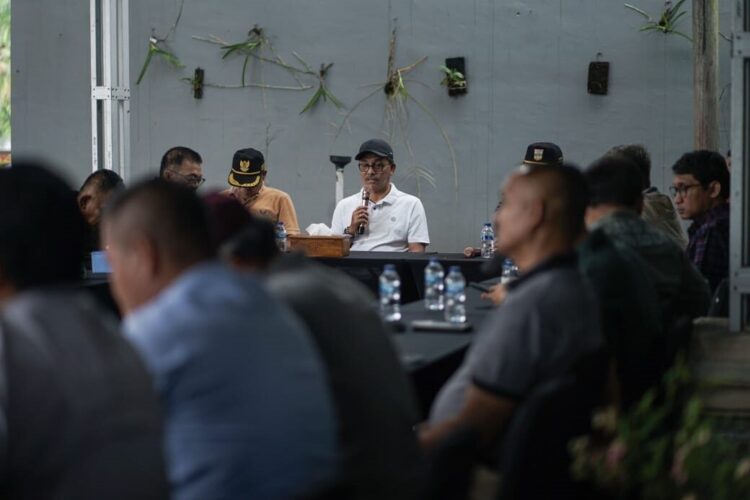 Hari Libur, Bupati Solsel Kumpulkan Seluruh Kepala OPD 1 ARAHAN—Bupati Solok Selatan Khairunas memberikan arahan saat rapat bersama seluruh kepala OPD, Sabtu (26/7).