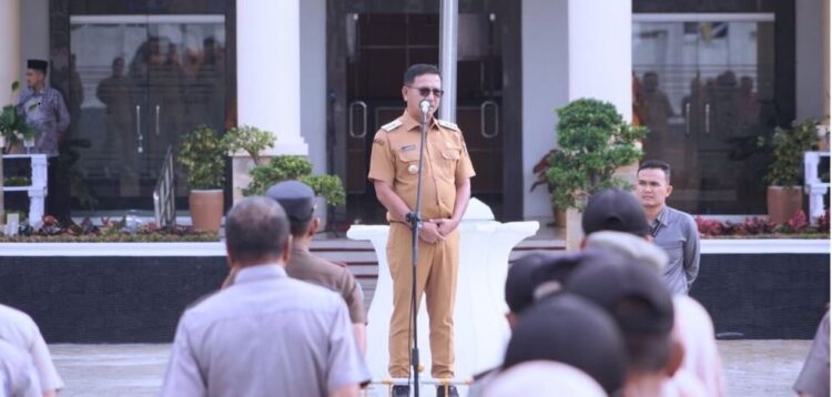 Bupati Solsel Tegaskan Transparansi Pemilihan Pejabat di Solsel 1 ARAHAN— Bupati Solok Selatan Khairunas berikan arahan saat apel gabungan pagi bersama seluruh ASN Pemkab Solsel, di lapangan kantor bupati, Senin (21/7).