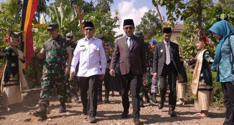 TMMD di Solsel, Buka Jalur Kerinci Hingga Rehab Rumah dan Sanitasi 1 PEMBUKAAN TMMD— Bupati Selok Selatan Khairunas bersama rombongan saat mengunjungi lokasi TMMD di wilayahnya.