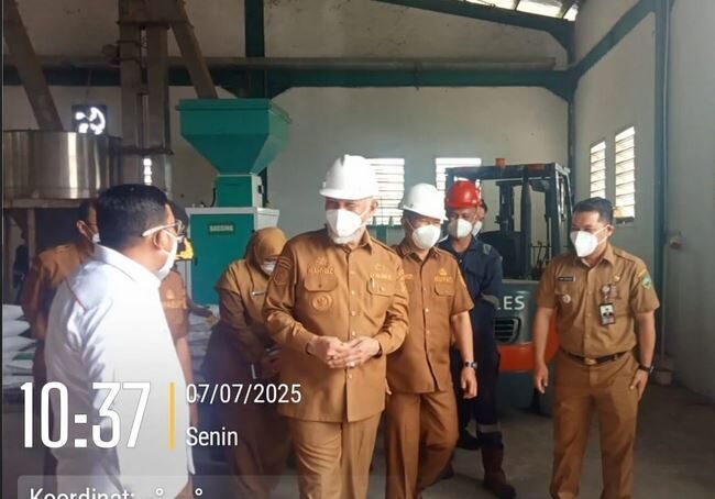 Didampingi Bupati Pasaman, Gubernur Tinjau Pabrik Pakan Ikan Beringin Rao 1 TINJAU PABRIK— Didampingi Bupati Pasaman Welly Suhery dan Wakil Bupati Pasaman, Gubernur Mahyeldi meninjau keberadaan Pabrik Pakan Ikan Beringin Rao.
