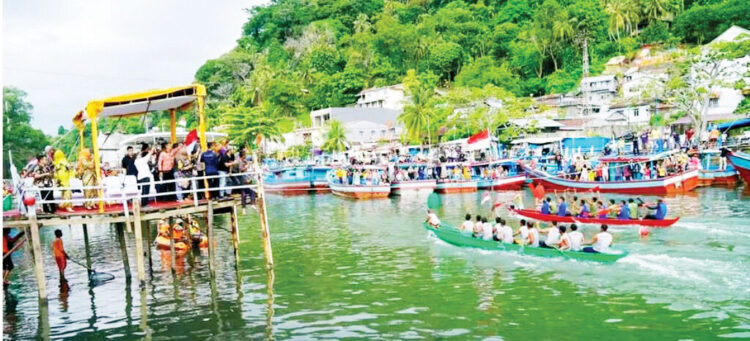 Deretan Iven Olahraga Meriahkan HJK ke-356 1 SELAJU SAMPAN— Lomba Selaju Smapan yang akan dihelat pada 7-10 Agustus mendatang, di kawasan Batangarau, kan menjadi salah satu iven yang disajikan Pemko Padang untuk memeriahkan HJK Padang ke-356.