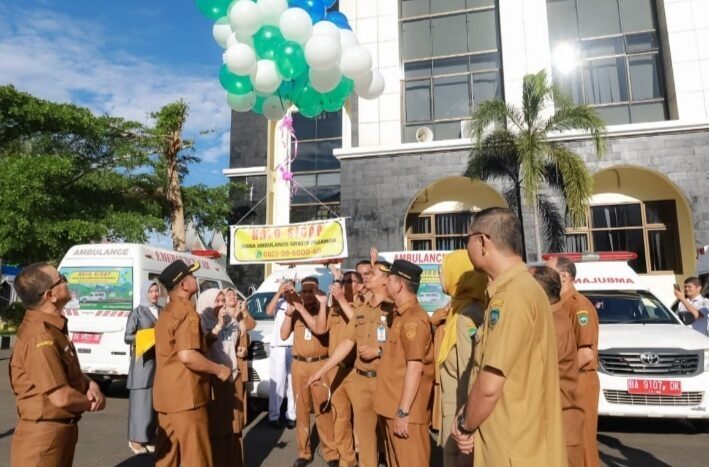 Kesehatan Tanpa Hambatan, Bupati Pasaman Resmikan Layanan Ambulans Gratis untuk Masyarakat 1 PELEPASAN BALON— Bupati Pasaman Welly Suhery, melakukan seremoni pelepasan layanan ambulans gratis, di Senin (7/7), di halaman Kantor Bupati Pasaman.