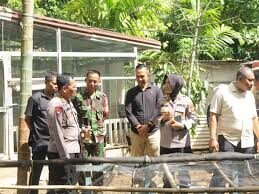 Kampung Bebas Narkoba Rawang Binaan Polresta Padang jadi Percontohan, Mantan Pecandu: Kita Diberi Pelatihan dan Kegiatan Positif 1 MENINJAU— Kabid Humas Polda Sumbar Kombes Pol Susmelawati Rosya bersama
Kapolresta Padang Kombes Pol Apri Wibowo saat meninjau Kampung Bebas Narkoba
Rawang yang berhasil meraih juara 1 se-Sumbar.