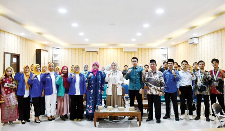 SEMINAR DAN SKK— Ketua Tim Penggerak PKK Kota Padang, dr. Dian Puspita Fadly Amran, menjadi narasumber utama dalam Seminar dan Sekolah Kader Kopri (SKK) yang diselenggarakan oleh Korps Pergerakan Mahasiswa Islam Indonesia Putri (Kopri PMII) Kota Padang.