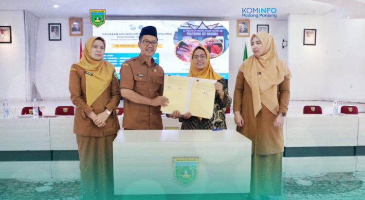 Perkuat SDM Wali Nagari, Pemkab Tanah Datar MoU dengan Politeknik Siti Nadhira 1 enandatanganan dilakukan Ketua Yayasan Siti Nadhira Marsenany bersama Bupati Tanah Datar yang diwakili Staf Ahli Bidang Kemasyarakatan dan SDM Agusril