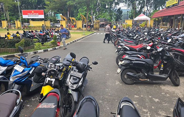 Aksi Balap Liar di Khatib Sulaiman Dibubarkan, 140 Ranmor dan 3 Mobil Diamankan 1 RAZIA BALAP LIAR— Ratusan sepeda motor diamankan oleh tim gabungan Polresta Padang dalam sebuah operasi razia balap liar yang dilaksanakan di Jalan Khatib Sulaiman, Jumat (25/7) dinihari.