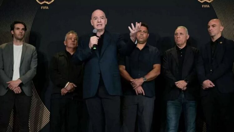 JUMPA MEDIA— Gianni Infantino berbicara kepada media di Trump Tower.