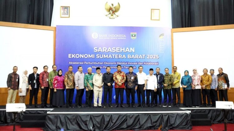 Progul Satu Rumah Satu Industri Rumah Tangga, Hasilkan Barang Bernilai Jual untuk Penambah Pendapatan 1 FOTO BERSAMA— Kepala Badan Perencanaan Pembangunan Daerah (Bappeda) Kota Pariaman, Adi Junaidi usai acara foto bersama.