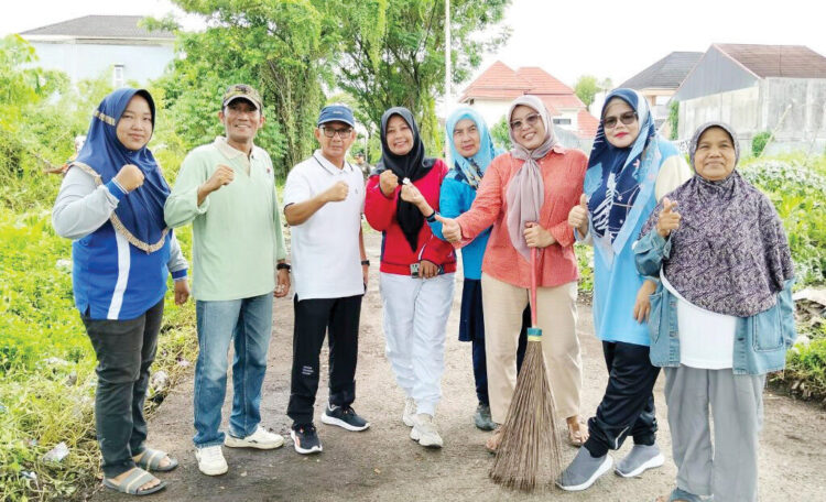 Semak Belukar di Jalan Pinus III Dibersihkan Warga, Yosrizal Effendi: Gelap, Penerangan Jalan bakal Diusulkan 1 FOTO BESAMA— Anggota DPRD Kota Padang Yosrizal Effendi, berfoto bersama dengan LPM Kelurahan Lolong Belanti dan RT RW saat goro membersihkan semak belukar, di Jalan Pinus III RT.03/RW.06 Kelurahan Lolong Belanti, Kecamatan Padang Utara.