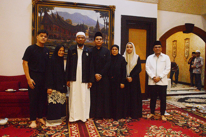 DPW PKDP Sumbar Kunjungi Rumah Almarhum Syaharman Zanhar 1 RUMAH DUKA—Istri drg. Syilfianti (Cici), anak dr. Alief Putera Imansyah, Aizizia Puteri Imansyah, SH, M.Kn, Adhiqhy Putera Imansyah, SH dan Ibu Zainab,Ustadz H. Jelita Donal, LC. bersama Sekretaris DPW PKDP Sumbar Hendra di rumah duka.