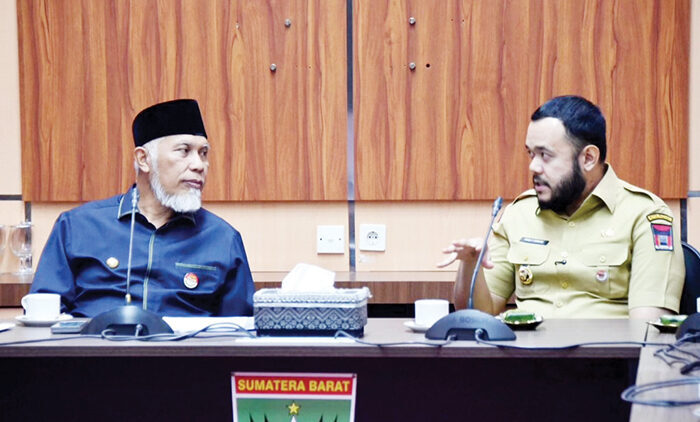 HJK ke-356 Berskala Internasional, Wako Fadly Amran Temui Gubernur 1 TEMUI GUBERNUR— Menyambut Hari Jadi ke-356 Kota Padang yang tinggal dua pekan lagi, Wali Kota Padang Fadly Amran menemui Gubernur Sumatera Barat Mahyeldi Ansharullah di Ruang Rapat Istana Gubernur, Selasa (22/7).