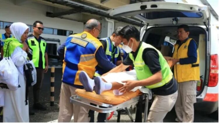 Usai Mendarat di BIM, Satu Jemaah Haji Kloter 10 Dilarikan ke RSUP M Djamil 1 DIBAWA KE RSUP M DJAMIL— Petugas kesehatan haji, membawa satu jemaah haji Kloter 10 Debarkasi Padang, Marianis (84) asal Padangpariaman ke RSUP M. Djamil Padang, setelah mendarat di BIM, pada Minggu (29/6) malam.