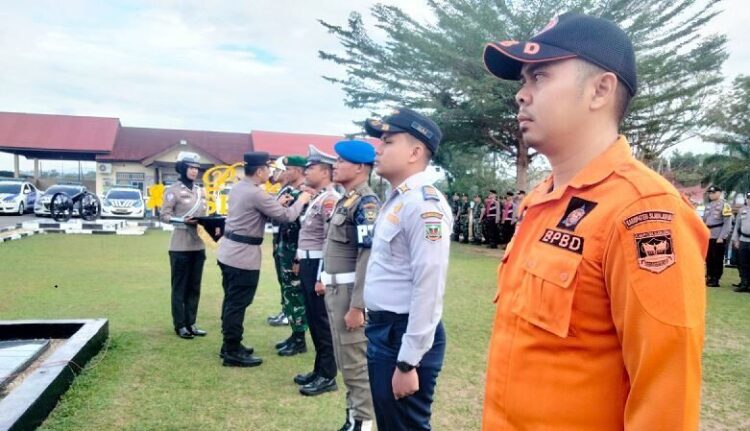 Melalui Operasi Patuh Singgalang 2025, Kapolres Harapkan Kesadaran Masyarakat Meningkat 1 SEMATKAN—Kapolres Sijunjung AKBP William Harbensyah sematkan pita pada petugas yang teklibat oiperasi Singgalang.
