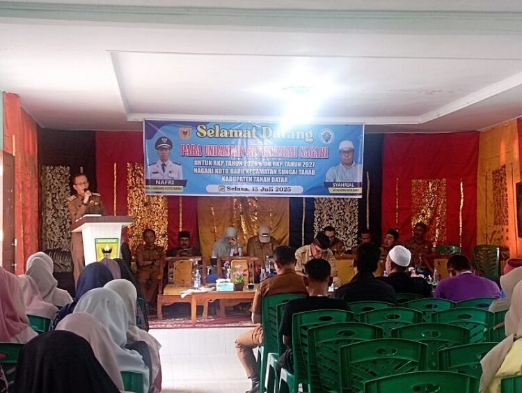 Di Tengah Badai Efisiensi, Usulan Pembangunan Tetap Mengemuka di Musnag Koto Baru 1 MUSYAWARAH NAGARI— Camat Sungai Tarab Miza Azis memberikan sambutan saat pembukaan Musnag Koto Baru, Kecamatan Sungai Tarab, Tanahdatar, untuk RKP Tahun 2026 DU RKP Tahun 2027, Selasa (15/7).