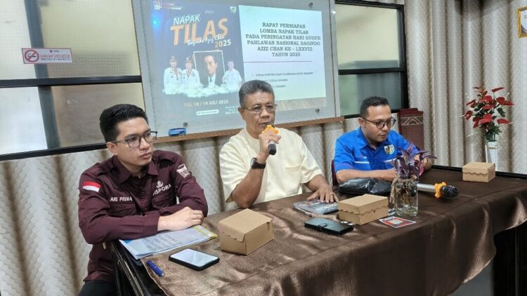 Pemko Gelar Lomba Napak Tilas Kenang Perjuangan Bagindo Aziz Chan 1 LOMBA NAPAK TILAS— Kepala Dinas Pemuda dan Olahraga Kota Padang, Afriadi, memimpin rapat persiapan lomba napak tilas mengenang perjuangan Bagindo Aziz Chan melawan Belanda, di Aula Dispora, Rabu (9/7).