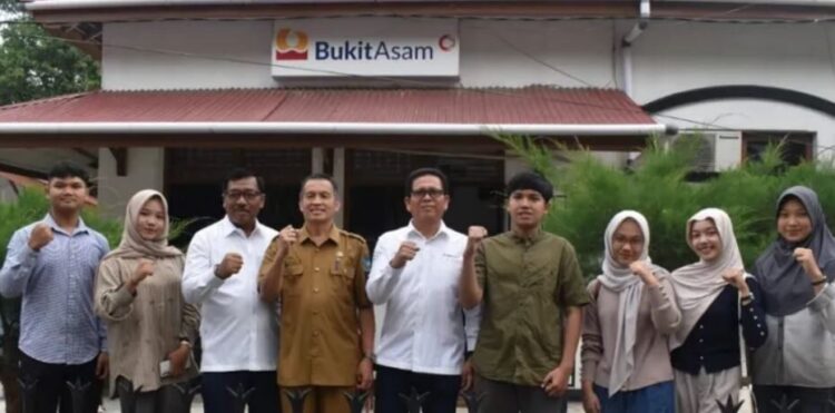 7 Mahasiswa Sawahlunto Terima Beasiswa Bidiksiba 1 PENERIMA BEASISWA— General Manager PTBA-UPO Yulfaizon, HR General Services & Finance Section Head Alman Syarif dan Kepala
Dinas Pendidikan Sawahlunto Asril bersama calon mahasiswa penerima Beasiswa Bidiksiba