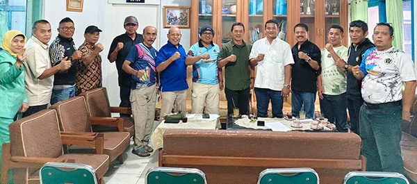 Maju Sebagai Ketua KONI Sumbar, Tommy Irawan Sandra ‘Sowan’ ke PWI Sumbar 1 BERKUNJUNG— Ketua KONI Kabupaten Pasaman Tommy Irawan Sandra berkunjung ke kantor PWI Sumbar, Senin (14/7), dan disambut langsung Ketua PWI Sumbar, Widya Navies didampingi Sekretaris Firdaus Abie, Ketua SWI Syaiful Husein dan seganap pengurus.