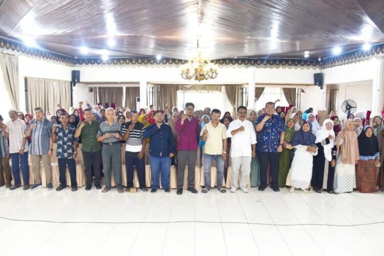 Sekolah Lansia Tangguh Resmi Diluncurkan di Pariaman, 60 Peserta kembali ke Bangku Belajar 1 LAUNCHING SEKOLAH LANSIA— Wako Pariaman Yota Balad berfoto bersama saat launching Sekolah Lansia Pariaman 2025.