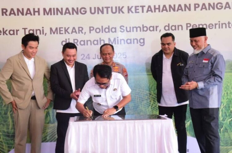 Bupati Dukung Program Ketahanan Pangan 1 TEKEN—Bupati Padangpariaman. John Kenedy Azis saat menandatangani kesepakatan mendukung ketahanan pangan nasional.