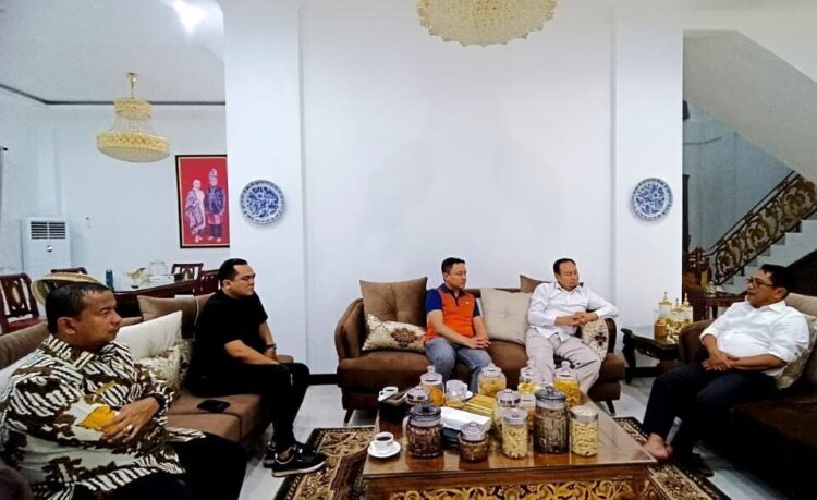 Komisi IV DPR RI Kunjungi Padangpariaman, Dukung dan Perkuat Ketahanan Pangan 1 KUNJUNGAN— Bupati Padangpariaman, John Kenedy Azis, saat menerima kunjungan anggota Komisi IV DPR RI Rahmat Saleh bersama sejumlah investor dari perusahaan paten mekar tani.