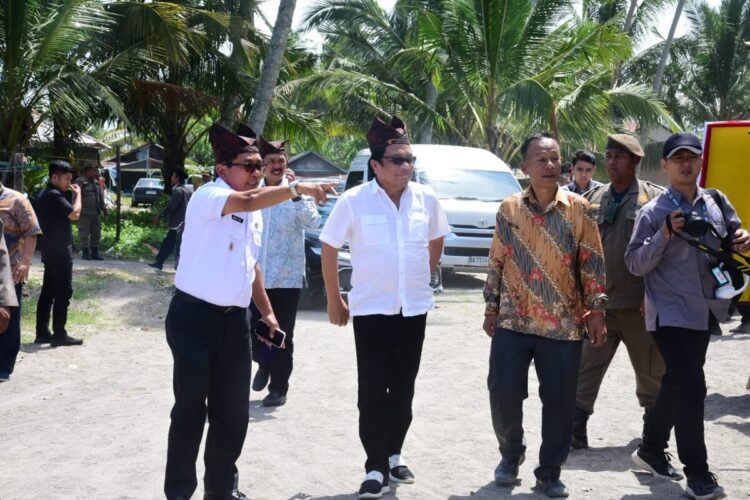 Pembebasan Lahan Duku-Ketaping-Pariaman, Jangan Sampai Menimbulkan Persoalan Hukum 1 PEMBEBASAN LAHAN— Bupati Padangpariaman John Kenedy Azis, saat melakukan peninjauan lokasi pembebasan lahan untuk pembangunan dan pelebaran ruas Jalan Duku–Ketaping–Pariaman.