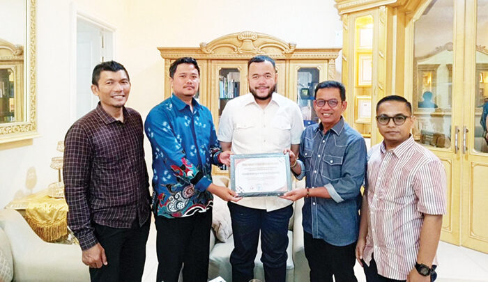 Pastikan Dukungan untuk Pengawasan Pemilu, Wako Padang Apresiasi Kinerja Bawaslu 1 SILATURAHMI— Wali Kota Padang Fadly Amran didampingi Kepala Kesbangpol Tarmizi Ismail menerima kunjungan Komisioner Badan Pengawas Pemilu (Bawaslu) Kota Padang, Minggu (27/7).