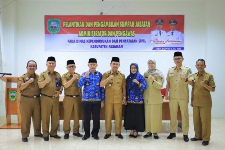 Wabup Pasaman Parulian Lantik Sejumlah Pejabat Disdukcapil 1 PELANTIKAN—Wakil Bupati Pasaman Parulian Dalimunthe berfoto bersama usai melantik sejumlah pejabat eselon.